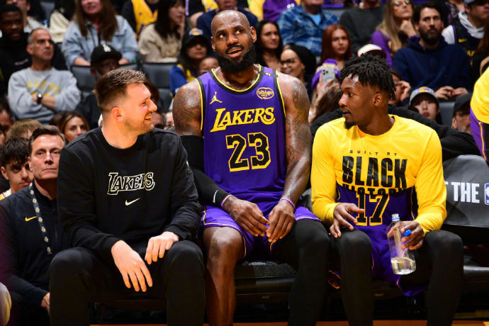 湖人险胜勇士，詹姆斯42分创纪录